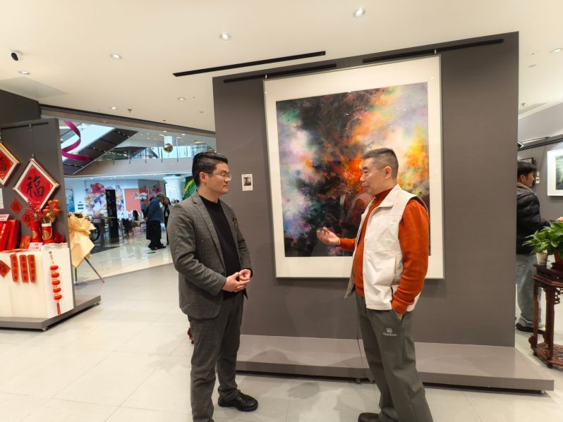 画家赵明在介绍创作心得。林燕英 摄_副本.jpg